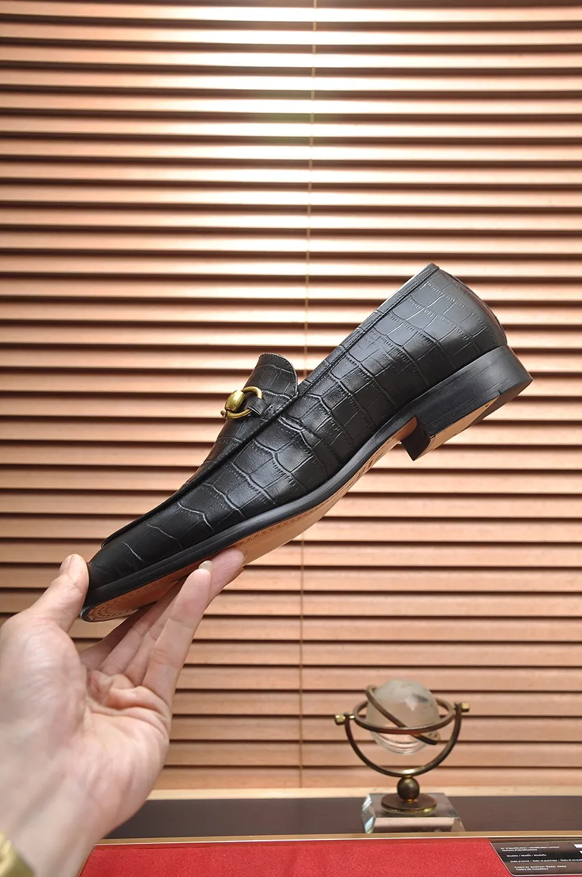 Men's shoes💰500💶Italy's top luxury men's shoe giant (GUCCI) (Gucci) (full cowhide lining) new arrival🍃Original European style🔰 Pleasant to the eye😍In order to make the shoes more durable and non-deformable🌀The production continues to follow traditional methods but there is still no lack of innovation💪Choose original sheepskin for the leather♻️ Smooth and natural And extra bright ⭐Made of imported cowhide, the first choice of rich people 38-45 (45 customized)